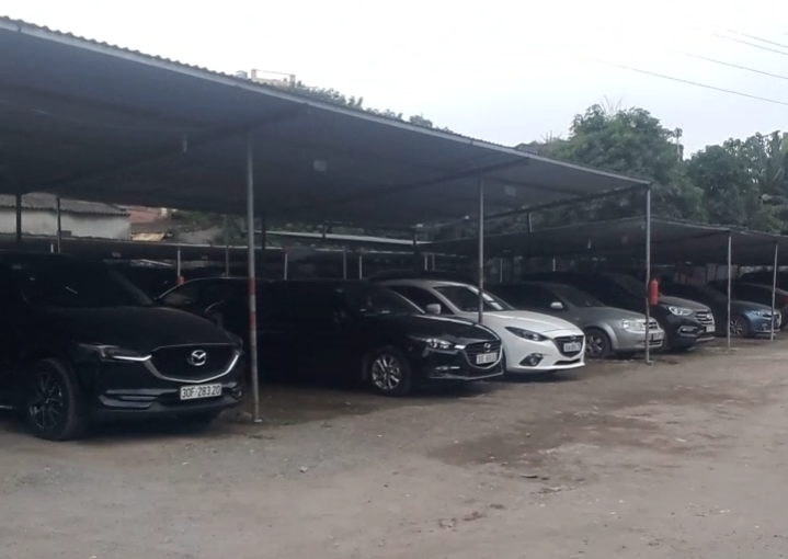 Quận Hoàng Mai: “Bát nháo” bãi trông giữ xe không phép tiềm ẩn tai nạn giao thông, cháy nổ Nguy cơ cháy nổ ở bãi trông giữ xe không phép có thể xảy ra bất cứ lúc nào. (Ảnh: H.C)