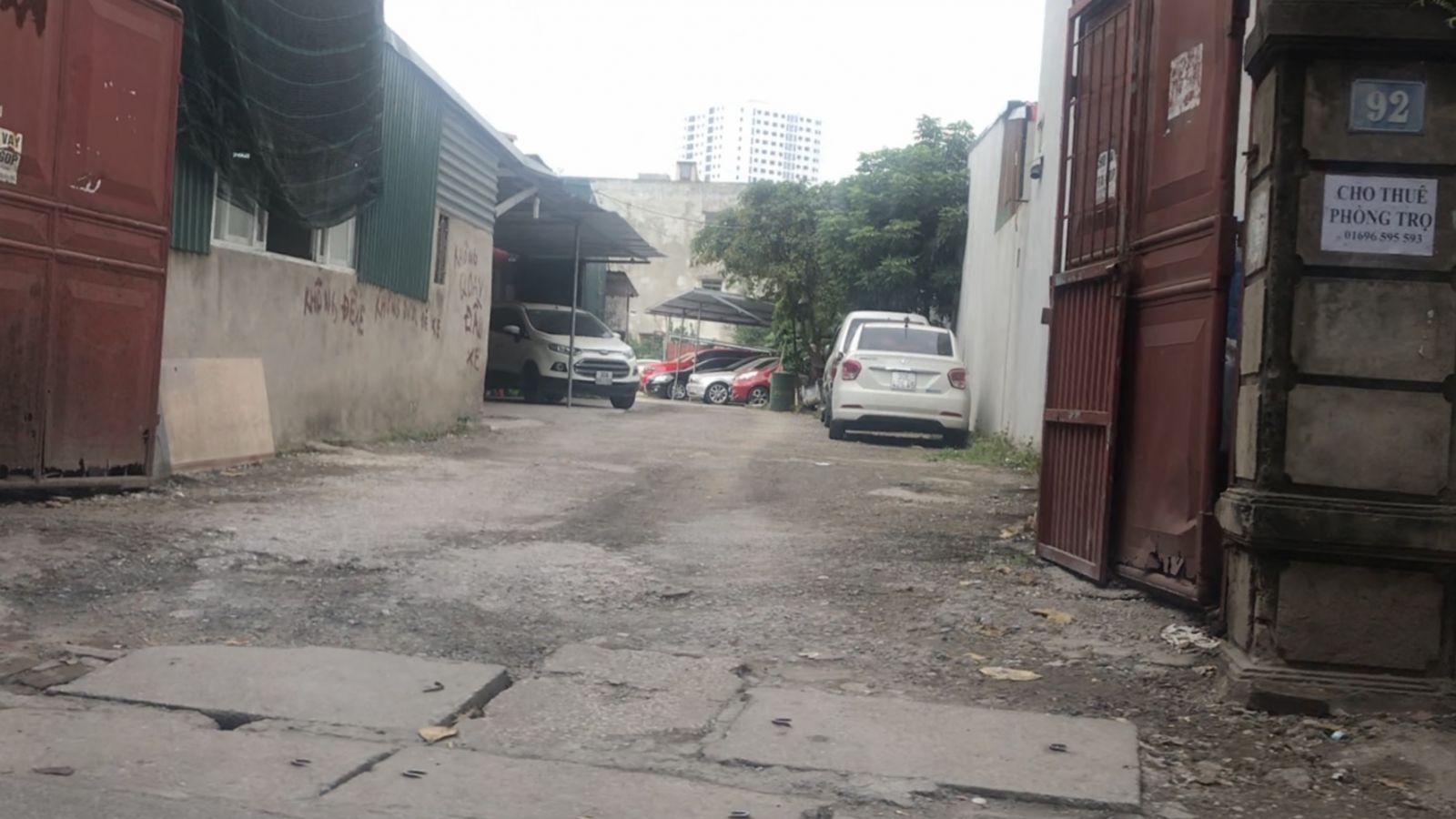 Quận Hoàng Mai: “Bát nháo” bãi trông giữ xe không phép tiềm ẩn tai nạn giao thông, cháy nổ Bãi trông giữ xe không phép 92 Nguyễn Chính ngang nhiên hoạt động, bất chấp quy định pháp luật. (Ảnh: H.C)