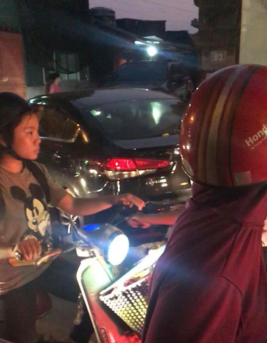 Quận Hoàng Mai: “Bát nháo” bãi trông giữ xe không phép tiềm ẩn tai nạn giao thông, cháy nổ Cảnh tắc đường trước bãi trông giữ xe không phép 92 Nguyễn Chính. Mặc dù bãi xe này đã bị cấm hoạt động. (Ảnh: Người dân cung cấp)