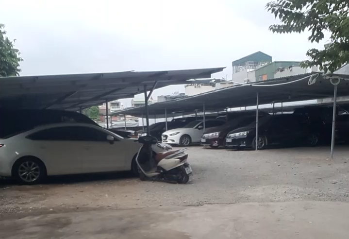 Quận Hoàng Mai: “Bát nháo” bãi trông giữ xe không phép tiềm ẩn tai nạn giao thông, cháy nổ Những bãi trông giữ xe không phép cần được cơ quan chức năng giải tỏa, tránh nguy cơ tai nạn giao thông, cháy nổ. (Ảnh: H.C)