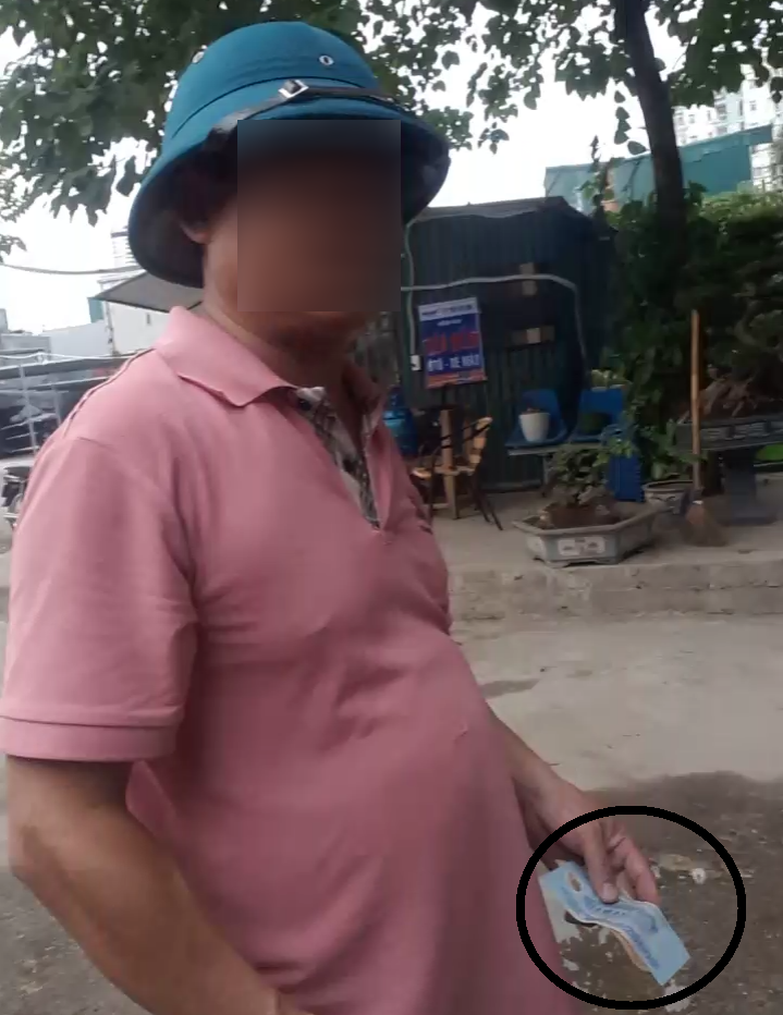 Quận Hoàng Mai: “Bát nháo” bãi trông giữ xe không phép tiềm ẩn tai nạn giao thông, cháy nổ Nhân viên của bãi trông giữ xe trái phép 192 Trần Điền thu tiền gửi xe (30.000 đồng/xe/lượt) và rất nhiên cũng không có vé. (Ảnh: H.C)