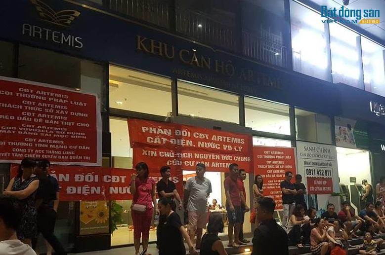 Cư dân chung cư Artemis bức xúc căng băng rôn phản đối chủ đầu tư không có thiện chí giải quyết sai phạm.