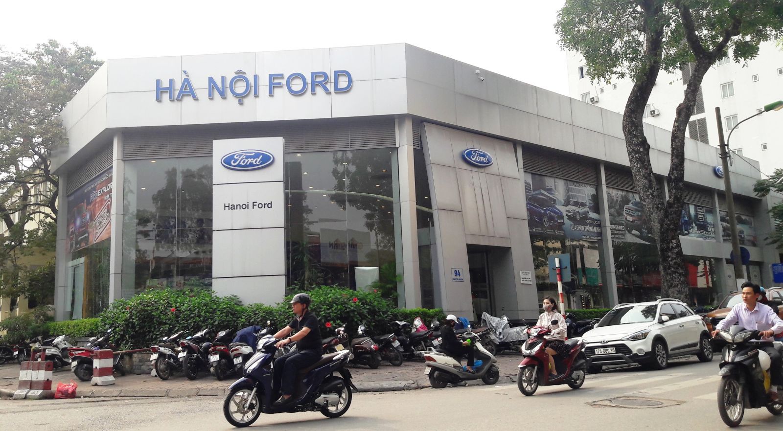 Showroom ô tô Hà Nội Ford rộng hàng trăm mét vuông nằm ở vị trí đắc địa. (Ảnh: Hà Cường)