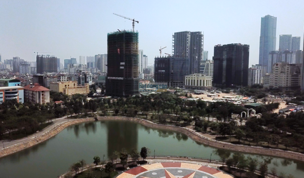 Luxury Park Views là dự án hiếm hoi nằm tiếp giáp với công viên Cầu Giấy. Dự án cao 25 tầng, trong đó có 8 tầng văn phòng và trung tâm thương mại, 17 tầng căn hộ cao cấp có mật độ chỉ 7 căn/4 thang máy/tầng. Không chỉ nằm gần hàng loạt tiện ích xã hội như trung tâm thương mại, trường học, bệnh viện, công viên, Luxury Park Views còn sở hữu cho riêng mình hệ thống tiện ích nội khu với đầy đủ TTTM, bể bơi vô cực, khu vui chơi trẻ em, trường mầm non, phòng SHCĐ, Sky Garden…Dự án đang mở bán với mức giá từ 39,3 triệu/m2, dự kiến sẽ bàn giao tháng 12/2019.