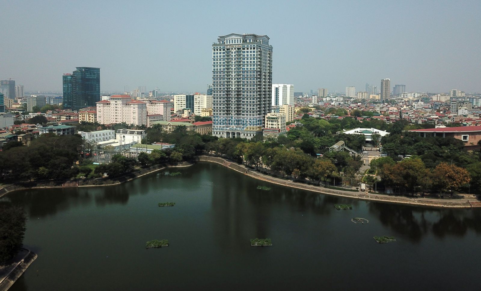 Dự án D’. Palais Louis chỉ cách Công viên Nghĩa Đô con đường Nguyễn Văn Huyên.