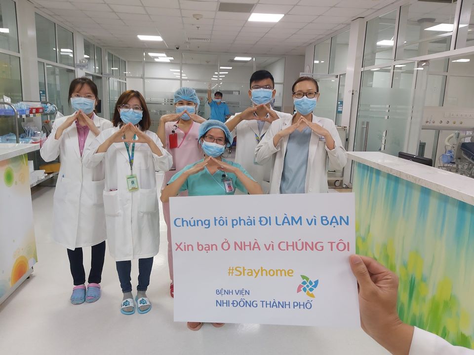 Thông điệp đáng yêu của y bác sĩ Bệnh viện Nhi đồng TP.HCM giữa mùa dịch Covid-19: "Chúng tôi đi làm vì bạn. Xin bạn hãy ở nhà vì chúng tôi". Ảnh: Thiện Tâm Thông điệp đáng yêu của y bác sĩ Bệnh viện Nhi đồng TP.HCM giữa mùa dịch Covid-19: "Chúng tôi đi làm vì bạn. Xin bạn hãy ở nhà vì chúng tôi". Ảnh: Thiện Tâm